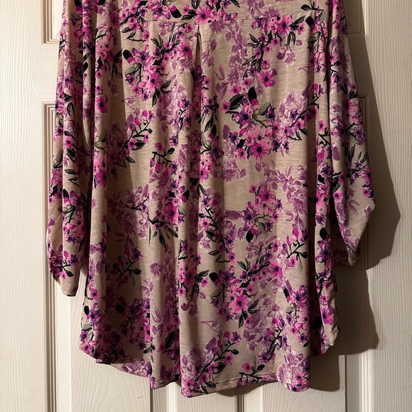 Beautiful NWOT top.  So comfy and can be very dressy or casual. - Picture 3 of 4